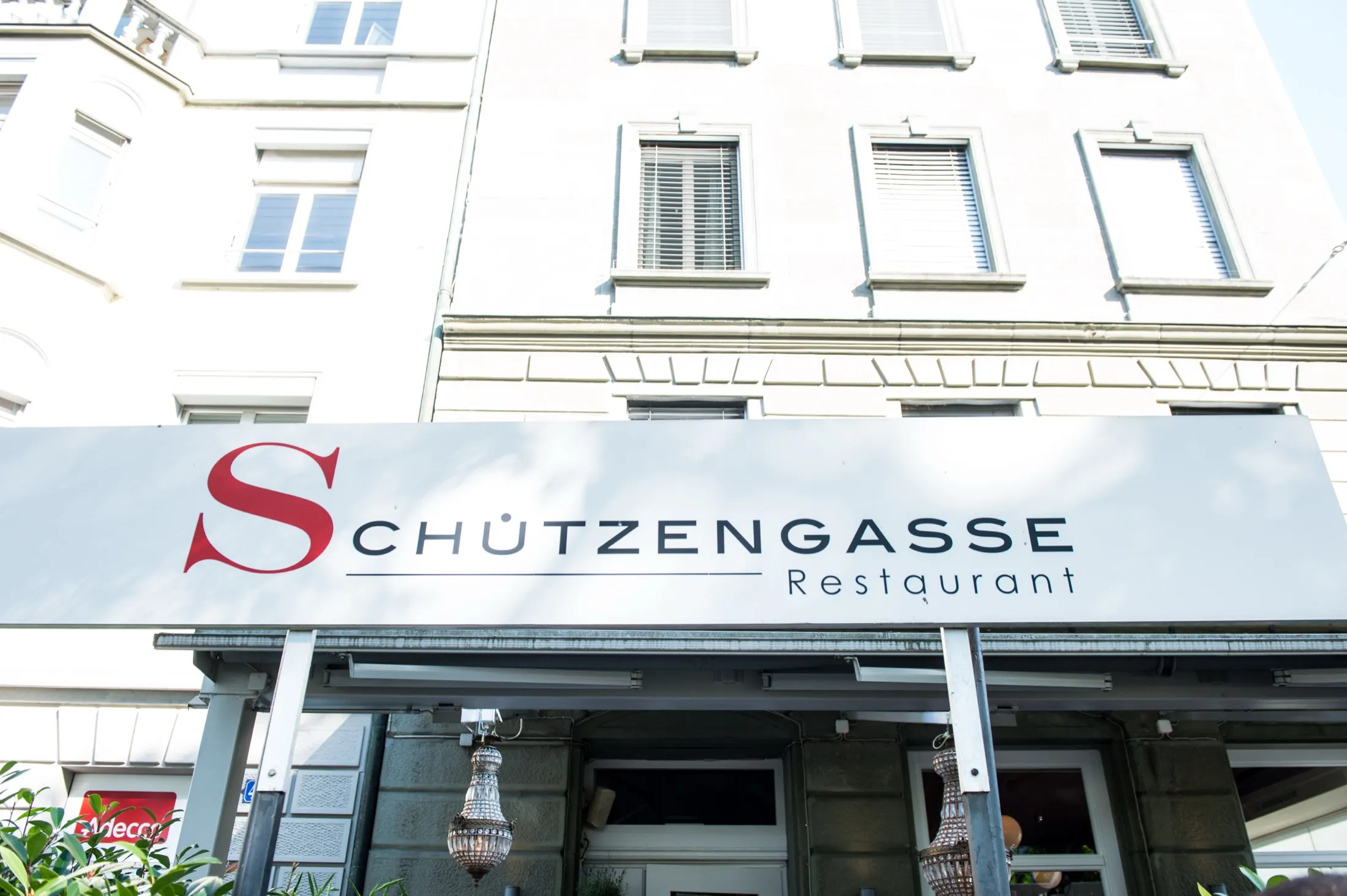 Aussenansicht des Restaurant Schützengasse mit Schriftzug an der Fassade